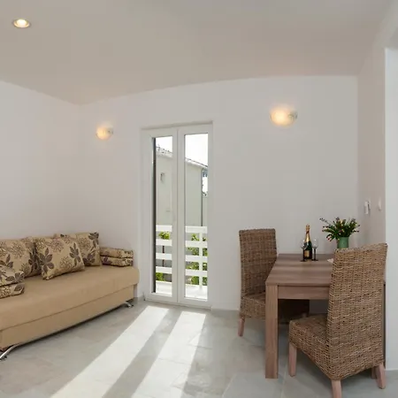 Dana Διαμέρισμα Τρογκίρ