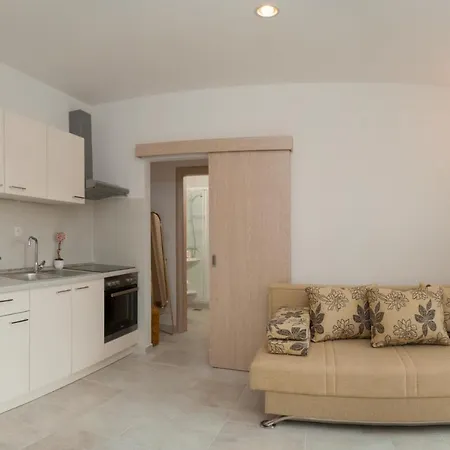 Dana * Τρογκίρ